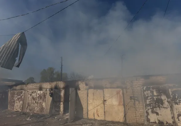 Garagem em chamas após ataque militar perto de estação de trem em Lyman, na região de Donetsk