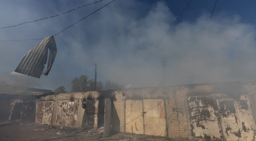 Garagem em chamas após ataque militar perto de estação de trem em Lyman, na região de Donetsk