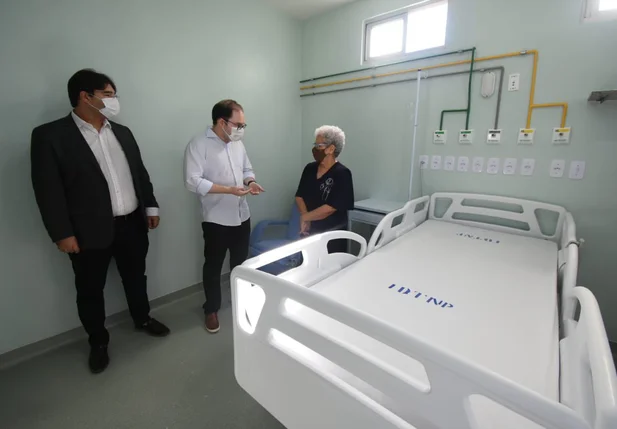 Governadora Regina Sousa entrega habilitação de novos leitos de UTI