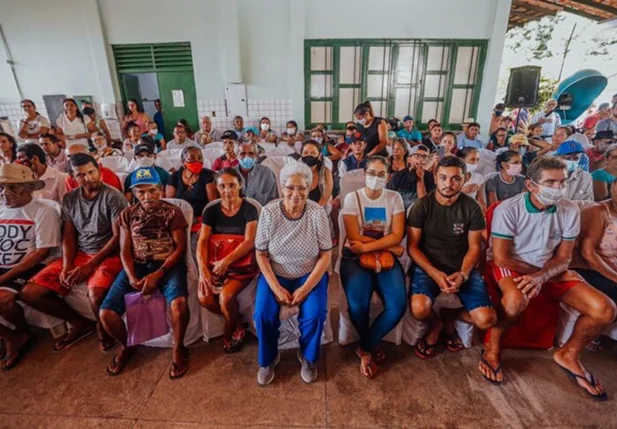 Governadora Regina Sousa entrega títulos de terra em Buriti dos Lopes