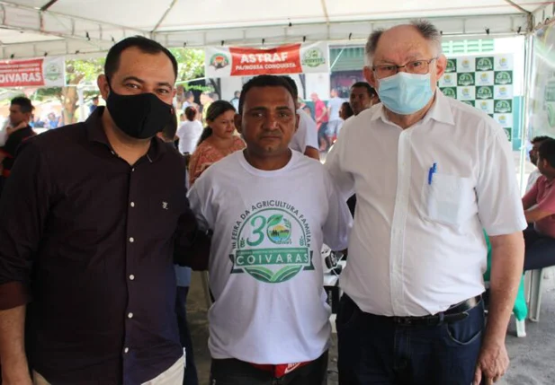 Governo do Piauí entrega projeto de ovinocaprinocultura em Coivaras