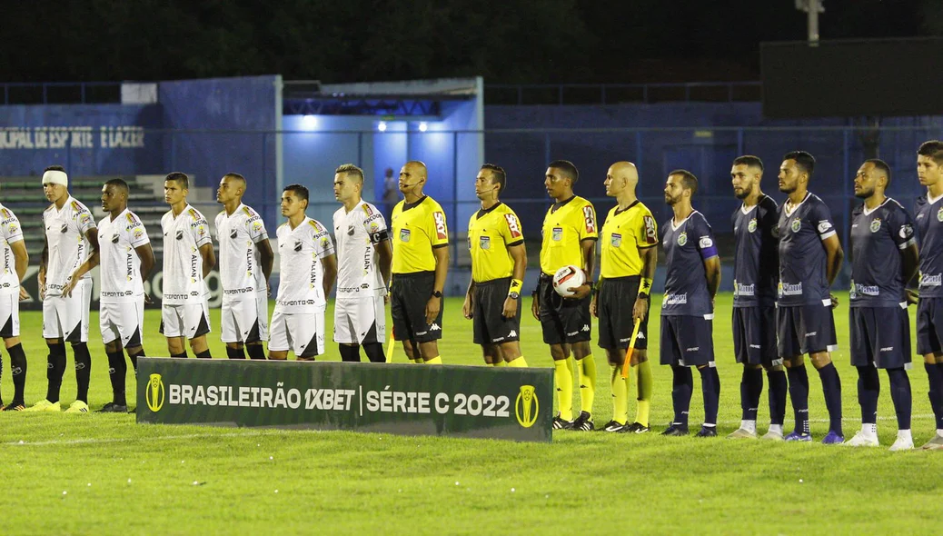 Início do jogo no Estádio Lindolfo Monteiro