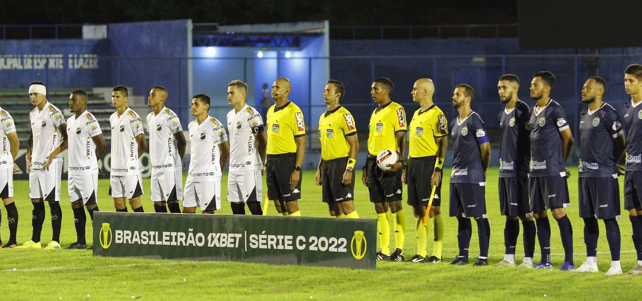 Início do jogo no Estádio Lindolfo Monteiro