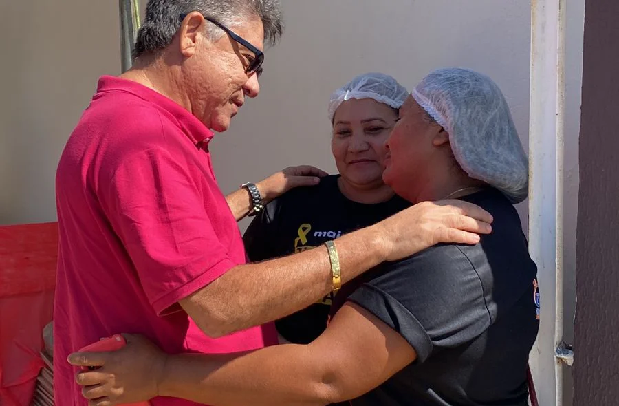João Mádison cumprimenta população