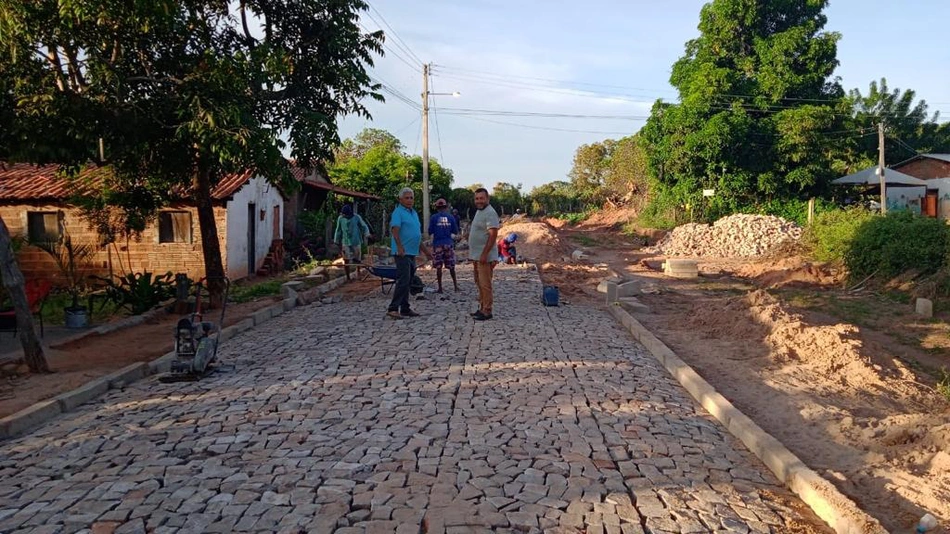 João Mádison destina recursos para obra de calçamento em Gilbués