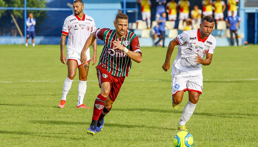 Jogador do Fluminense e do 4 de julho disputando a bola