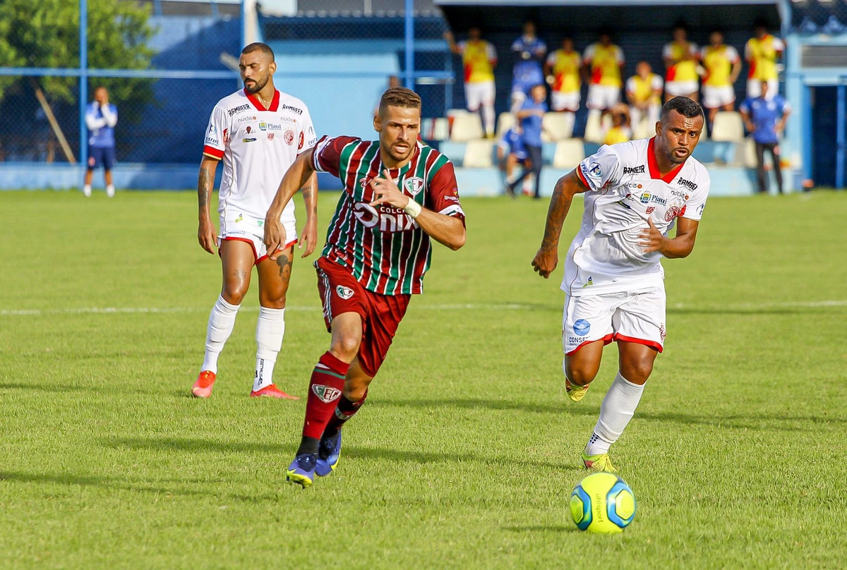 Jogador do Fluminense e do 4 de julho disputando a bola