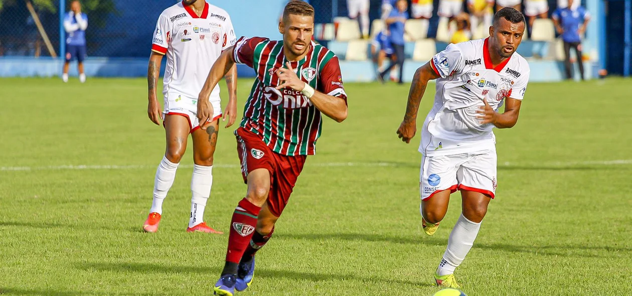 Jogador do Fluminense e do 4 de julho disputando a bola