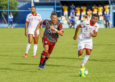Jogador do Fluminense e do 4 de julho disputando a bola
