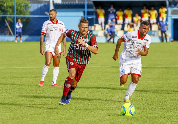 Jogador do Fluminense e do 4 de julho disputando a bola