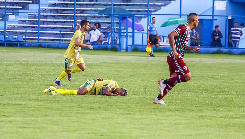 Jogador do Pacajus pede falta