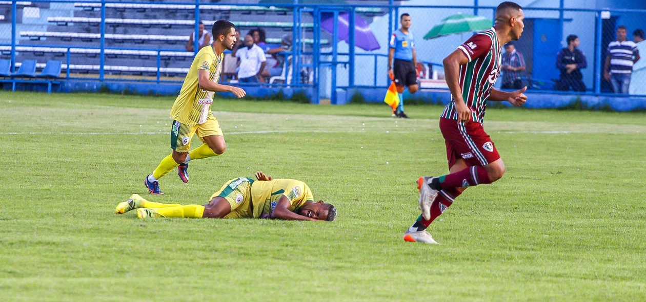 Jogador do Pacajus pede falta