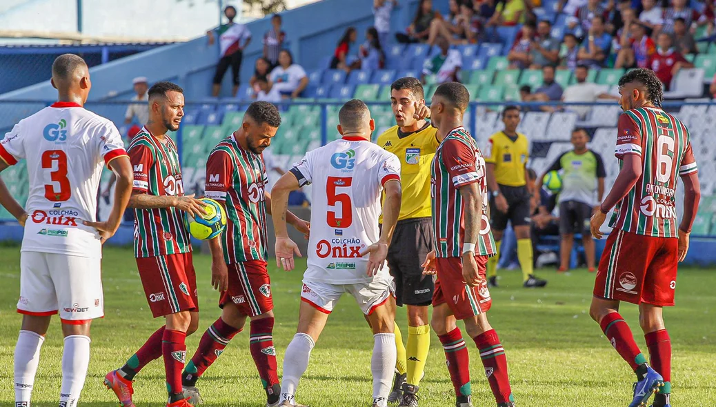 Jogador reclamando com o juiz