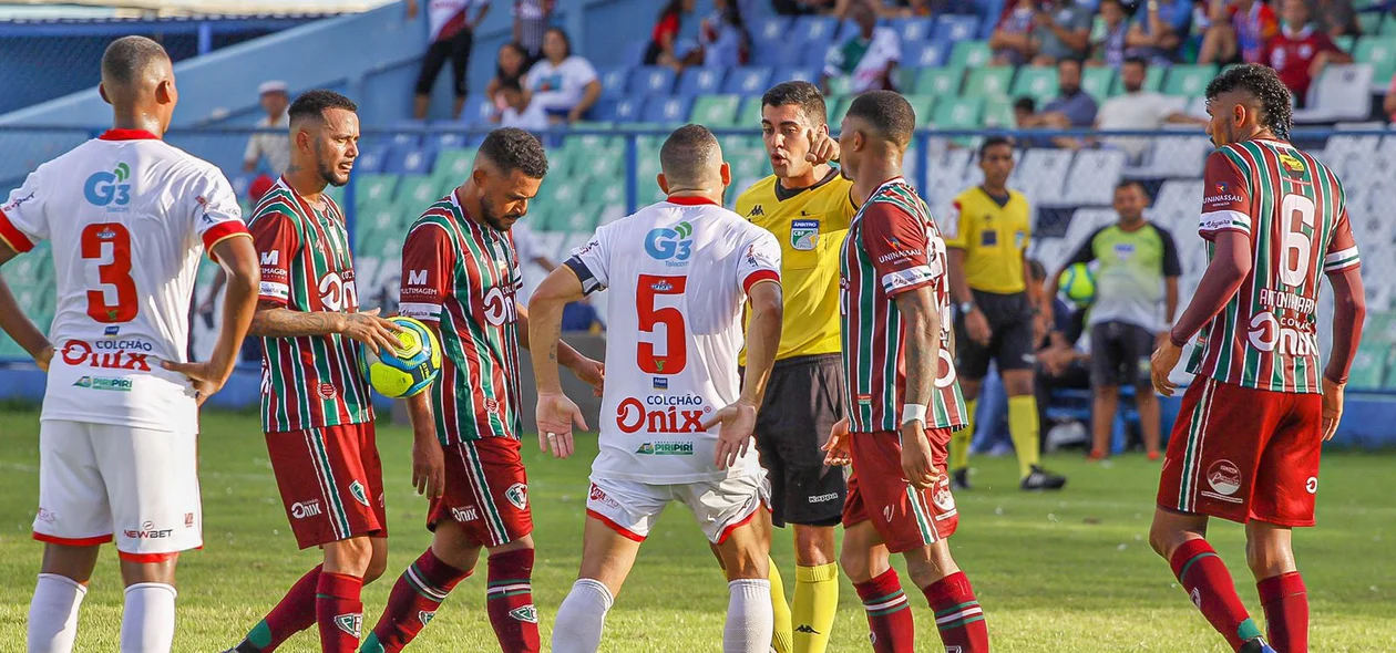 Jogador reclamando com o juiz