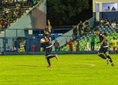 Jogadores acenando para a torcida