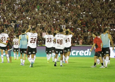 Jogadores comemorando com a torcida