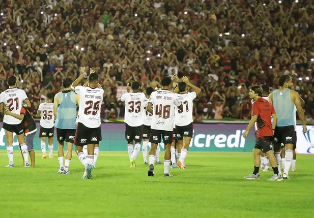 Jogadores comemorando com a torcida