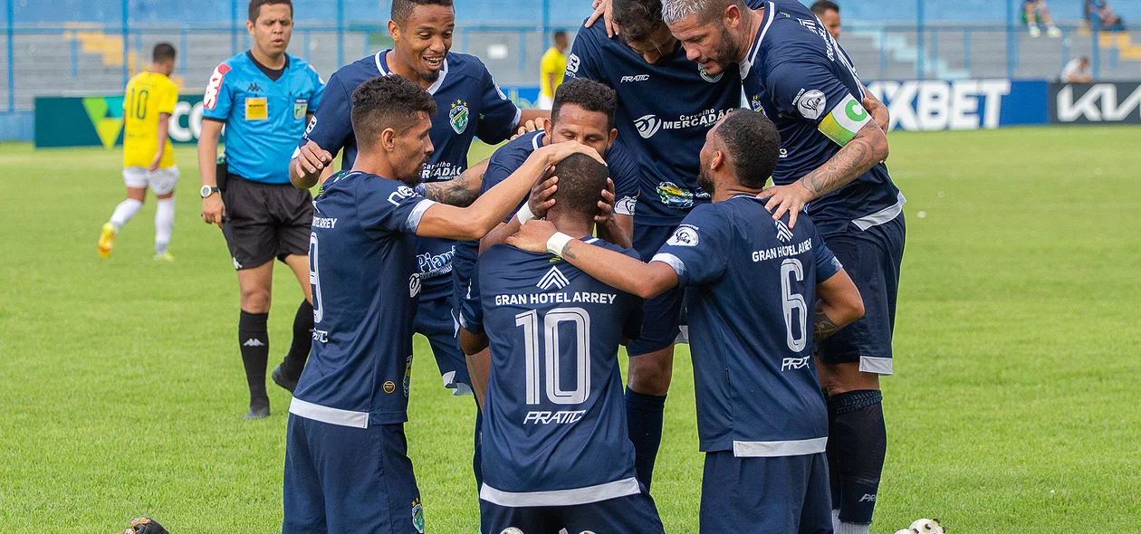Jogadores comemorando o gol