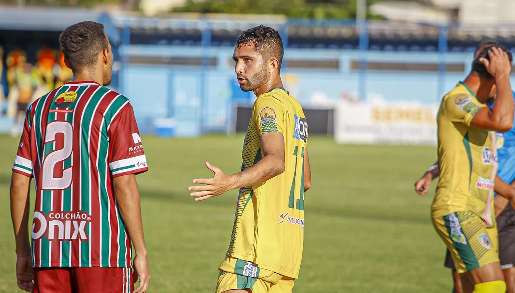 Jogadores discutem lance da partida no Lindolfo Monteiro