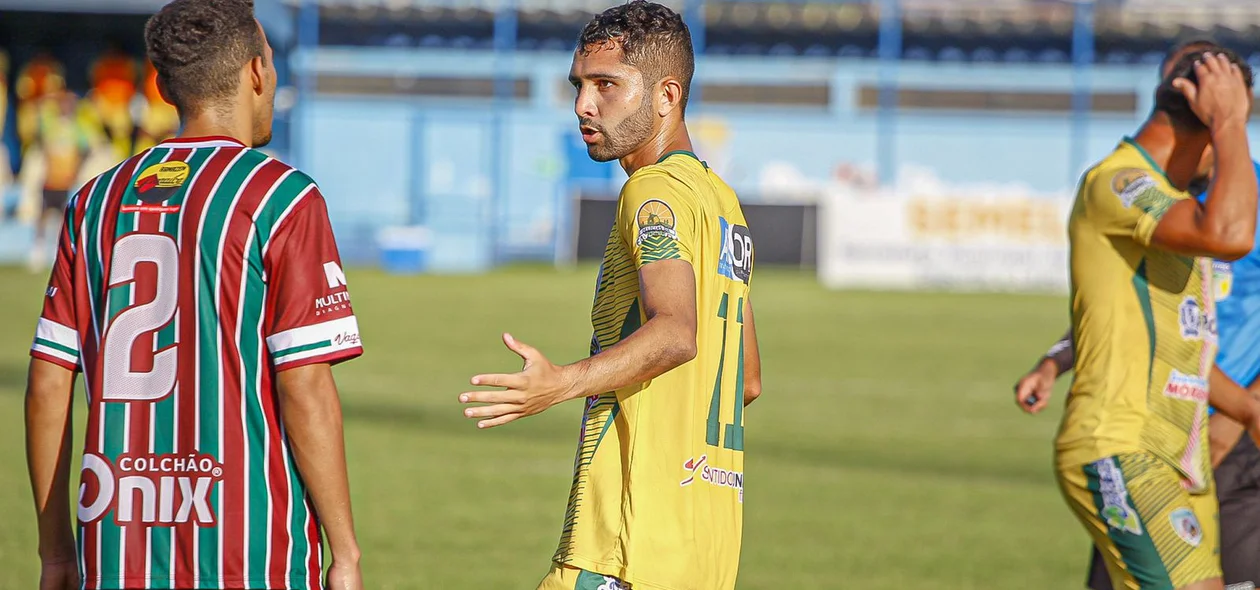 Jogadores discutem lance da partida no Lindolfo Monteiro