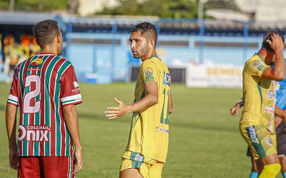 Jogadores discutem lance da partida no Lindolfo Monteiro