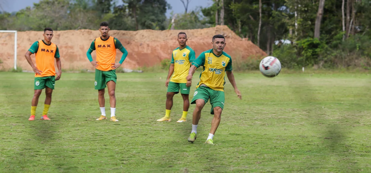 Jogadores do Altos em treinamento