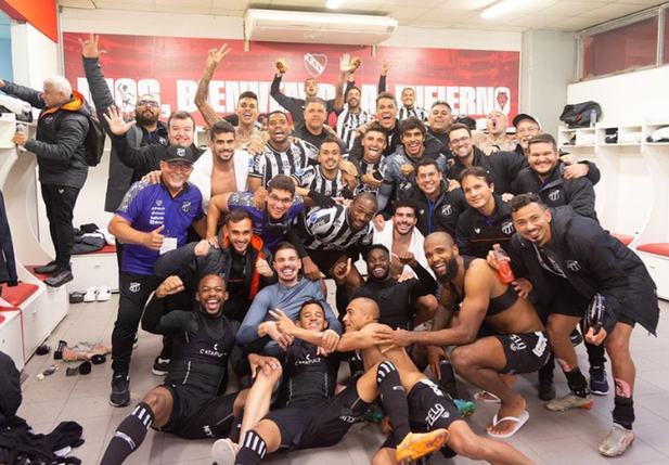 Jogadores do Ceará comemorando avanço na Sul-Americana