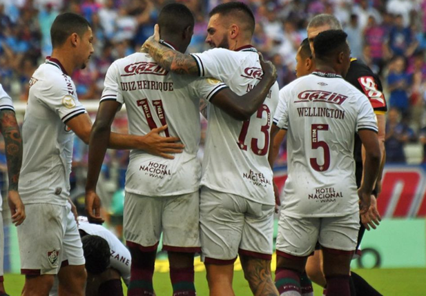 Jogadores do Fluminense comemorando gol sobre o Fortaleza