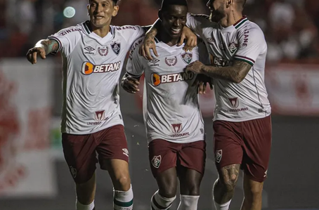Jogadores do Fluminense comemorando o gol perante o Vila Nova