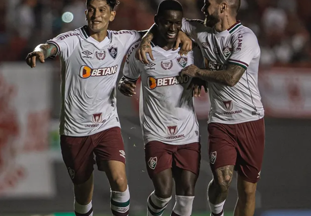 Jogadores do Fluminense comemorando o gol perante o Vila Nova