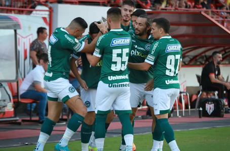 Jogadores do Goiás comemorando gol perante o Atlético-GO