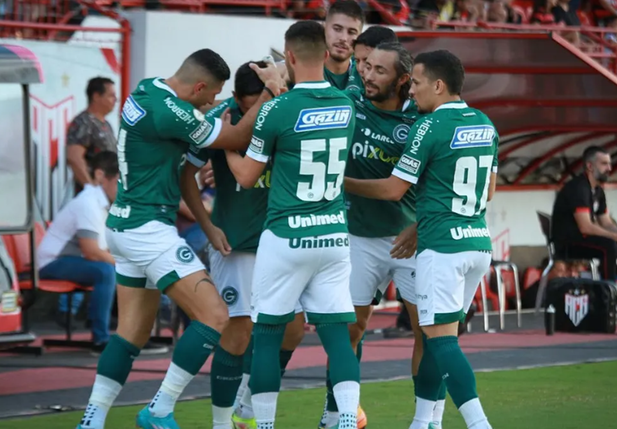 Jogadores do Goiás comemorando gol perante o Atlético-GO