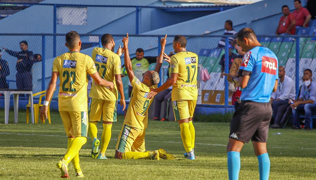 Jogadores do Pacajus comemoram gol do time