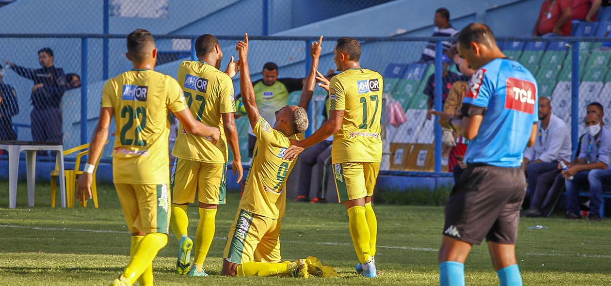 Jogadores do Pacajus comemoram gol do time