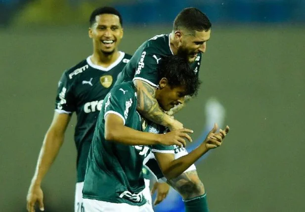Jogadores do Palmeiras comemoram gol contra a Juazeirense
