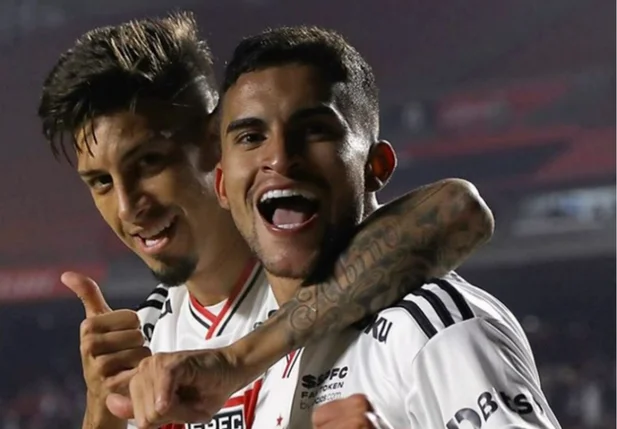 Jogadores do São Paulo comemorando gol contra o Jorge Wilstermann