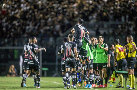 Jogadores do Vasco comemorando gol perante o Brusque na Série B