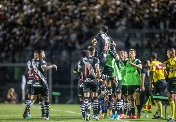 Jogadores do Vasco comemorando gol perante o Brusque na Série B