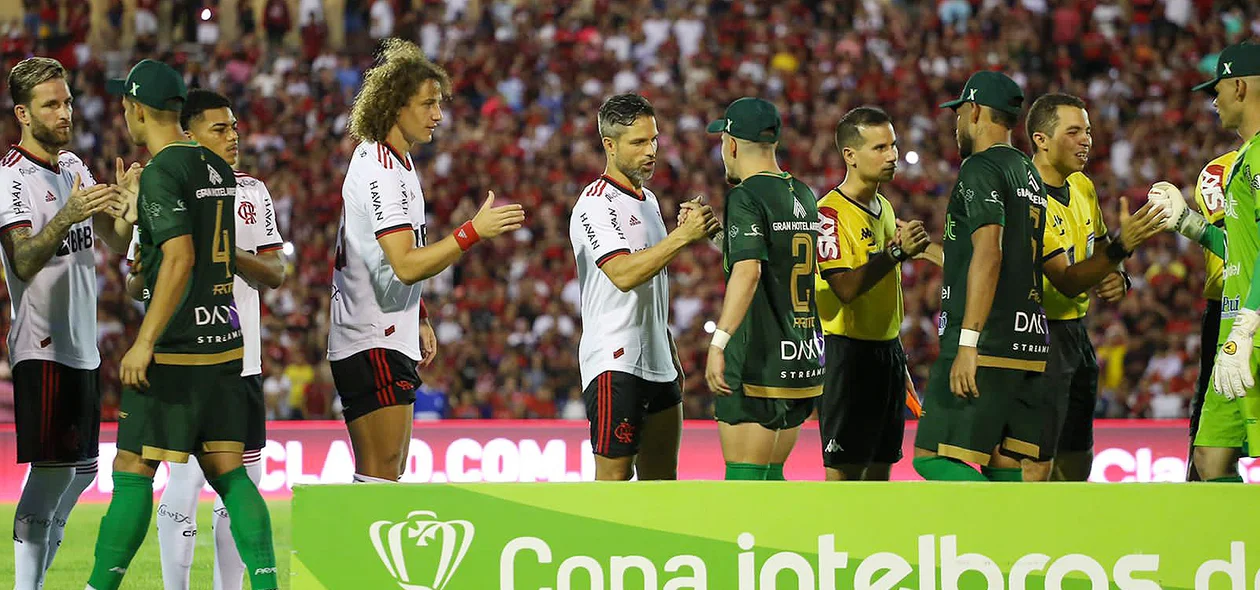 Jogadores se cumprimentando