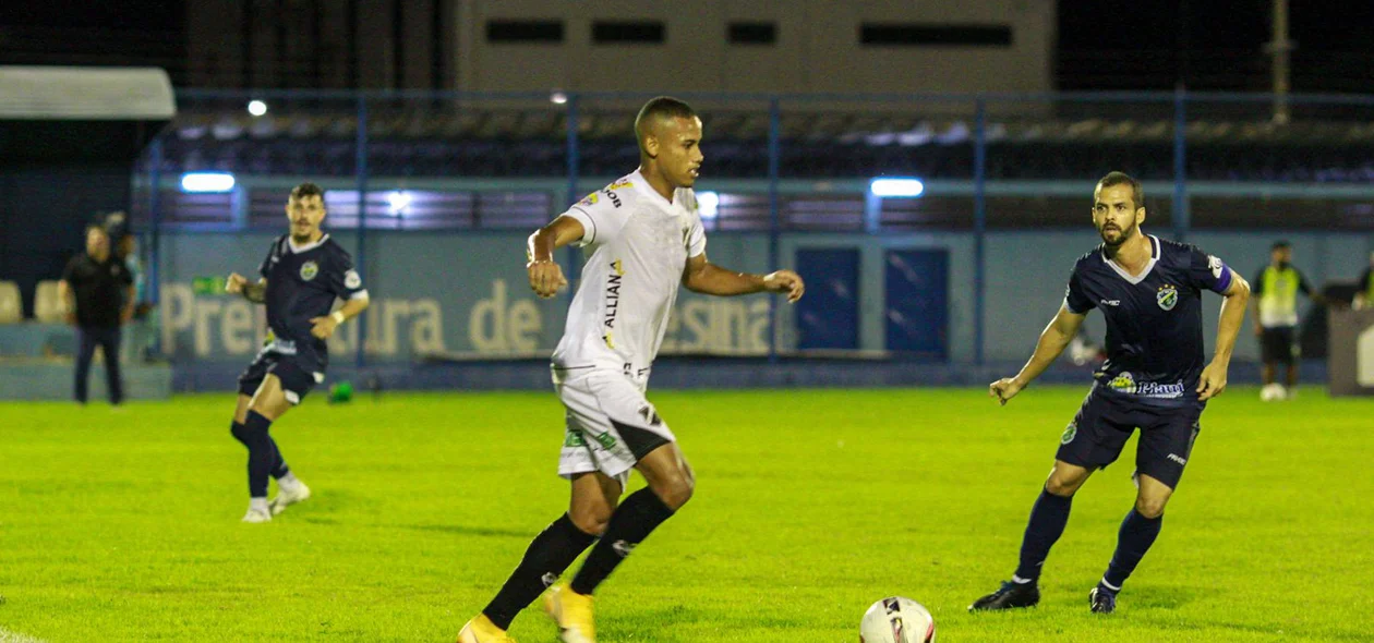 Jogo no Estádio Lindolfo Monteiro