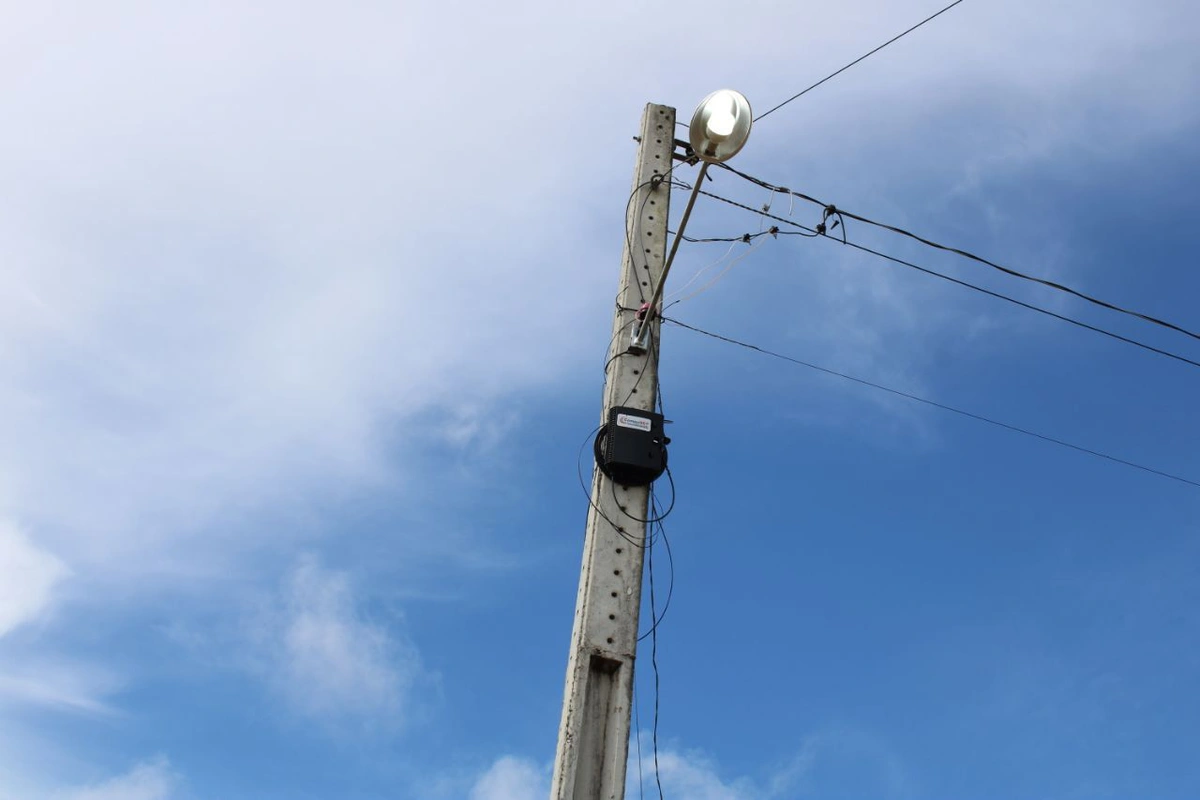 Lâmpada com fotocélula instalada na localidade Pedra Grande