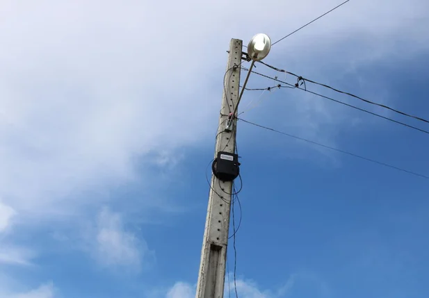 Lâmpada com fotocélula instalada na localidade Pedra Grande