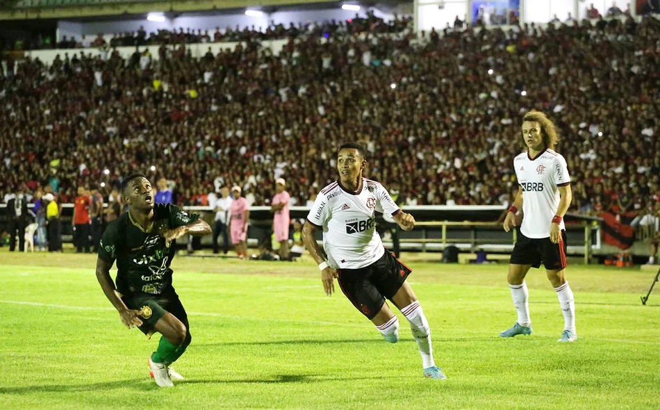 Lances do jogo Flamengo e Tiradentes no Albertão