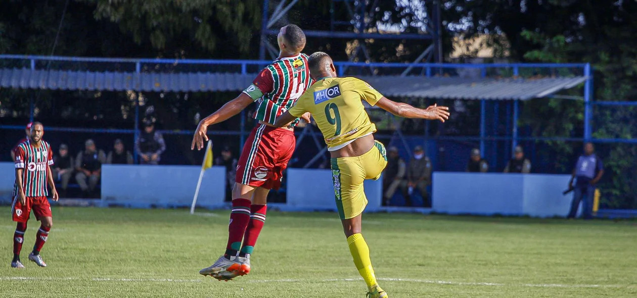 Lance de jogo no Lindolfo Monteiro