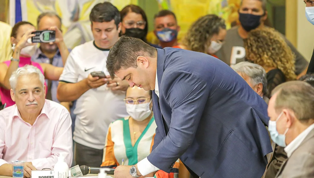 Luís André assina termo de posse