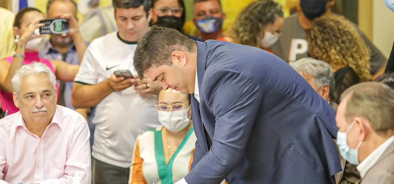Luís André assina termo de posse