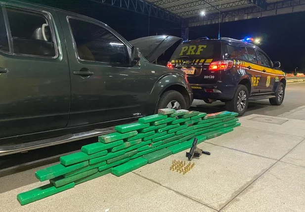 Maconha e arma apreendida