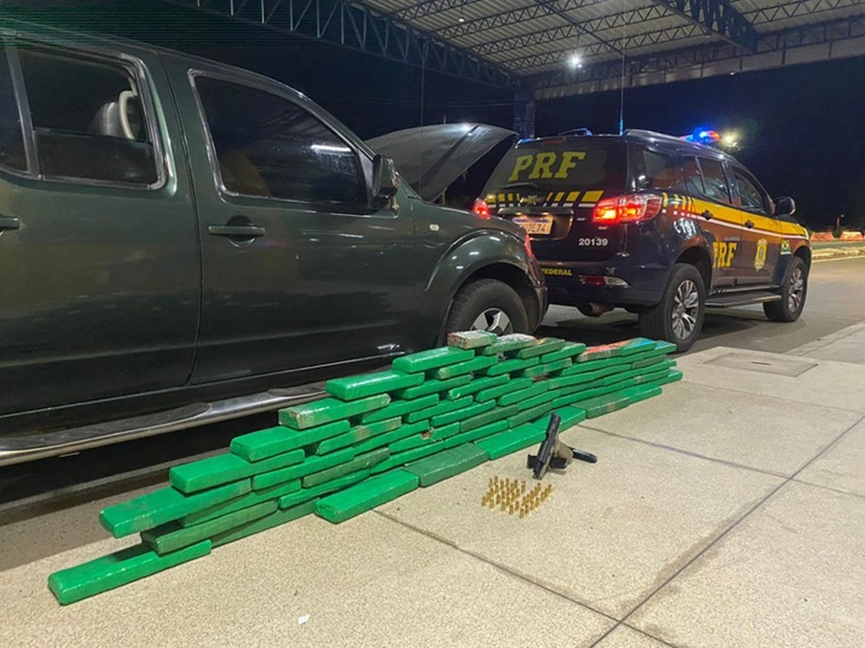 Maconha e arma apreendida