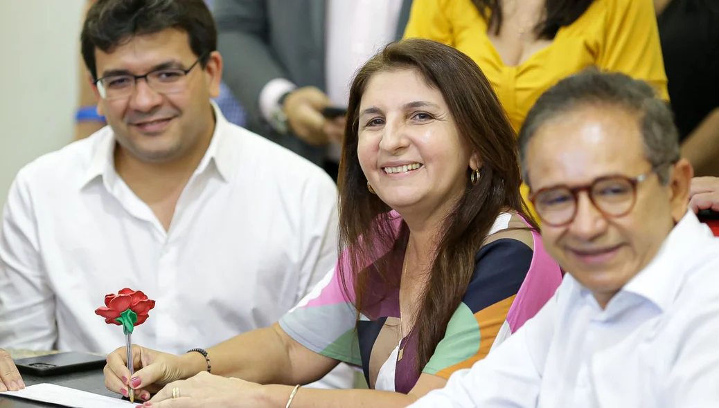 Maninha Fontenele assina ficha de filiação ao MDB