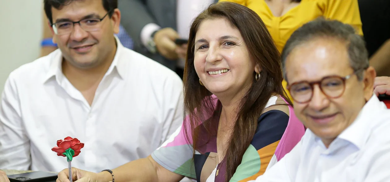 Maninha Fontenele assina ficha de filiação ao MDB